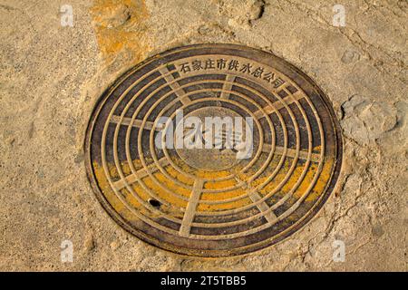 Couvercle de trou d'homme de compteur d'eau sur le sol, ville de shijiazhuang, province de hebei, Chine Banque D'Images