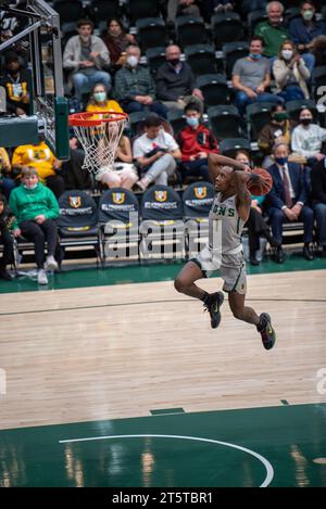 Un joueur de basket-ball universitaire claque un dunk Banque D'Images