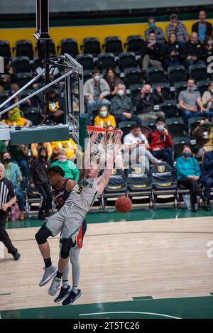 Un joueur de basket-ball universitaire claque un dunk Banque D'Images