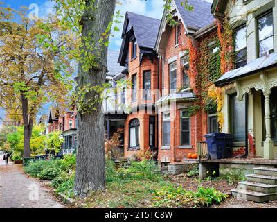 Rue avec étroites maisons jumelées victoriennes avec pignons Banque D'Images