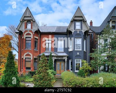 Vieilles maisons jumelées victoriennes étroites avec pignons Banque D'Images