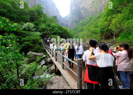 Ville de Jiaozuo - 2 mai : les visiteurs observent les magnifiques paysages de la cascade dans le lieu pittoresque de la montagne yuntai, le 2 mai 2015, ville de Jiaozuo, province du henan, Chine. Banque D'Images