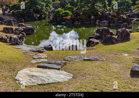 Le jardin de Ninomaru au château de Nijo aurait été construit de 1602 à 1606 lorsque le palais de Ninomaru a été construit, le jardin a subi une vaste re Banque D'Images