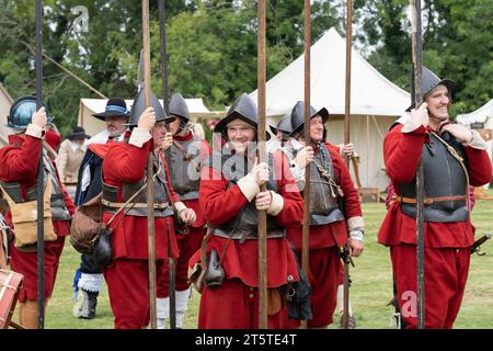 Pikemen se prépare à une reconstitution historique du siège de Basing House, guerre civile anglaise. English civil War Society 16.09.23, Basingstoke Banque D'Images