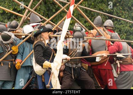 Poussée de brochet où deux colonnes opposées de piquistes se rencontrent et se bloquent en position. Reconstitution de la guerre civile anglaise, siège de Basing House 16.09.23 Banque D'Images