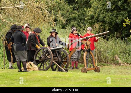 Canon à chargement de museau et canon mural à silex britannique sur un chariot de canon mobile, siège de Basing House, guerre civile anglaise, 16.09.23 Basingstoke Banque D'Images