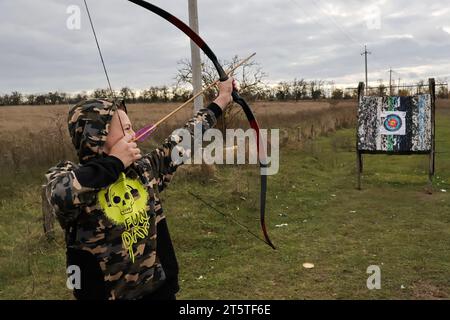 Zaporizhzhia, Ukraine. 05 novembre 2023. Un jeune garçon vu pratiquer le tir à l'arc dans le club de tir à l'arc des Cossacks "Bayda". La guerre Israël-Gaza "enlève l'attention" au conflit en Ukraine, a admis le président du pays, Volodymyr Zelensky. Et il a nié que les combats en Ukraine aient atteint une impasse, malgré une évaluation récente à cet effet par le plus haut général militaire du pays. Jusqu'à présent, la contre-offensive de l'Ukraine dans le sud n'a guère progressé. Crédit : SOPA Images Limited/Alamy Live News Banque D'Images