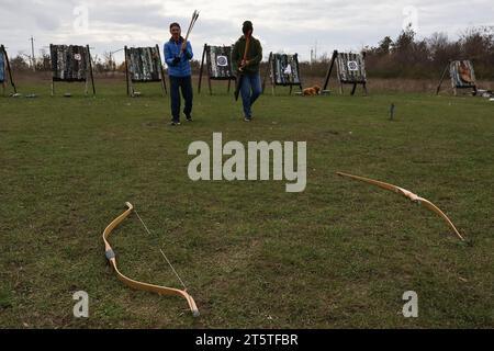 Zaporizhzhia, Ukraine. 05 novembre 2023. Les résidents locaux ont vu pratiquer le tir à l'arc dans le club de tir à l'arc Cossacks "Bayda". La guerre Israël-Gaza "enlève l'attention" au conflit en Ukraine, a admis le président du pays, Volodymyr Zelensky. Et il a nié que les combats en Ukraine aient atteint une impasse, malgré une évaluation récente à cet effet par le plus haut général militaire du pays. Jusqu'à présent, la contre-offensive de l'Ukraine dans le sud n'a guère progressé. (Photo Andriy Andriyenko/SOPA Images/Sipa USA) crédit : SIPA USA/Alamy Live News Banque D'Images