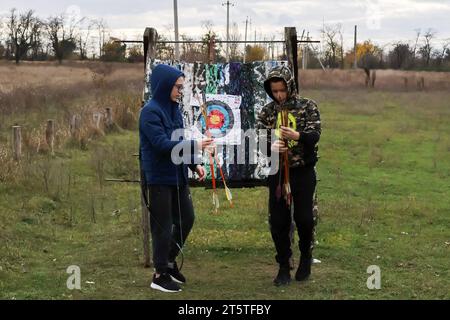 Zaporizhzhia, Ukraine. 05 novembre 2023. Jeunes garçons vus pratiquer le tir à l'arc dans le club de tir à l'arc des Cossacks "Bayda". La guerre Israël-Gaza "enlève l'attention" au conflit en Ukraine, a admis le président du pays, Volodymyr Zelensky. Et il a nié que les combats en Ukraine aient atteint une impasse, malgré une évaluation récente à cet effet par le plus haut général militaire du pays. Jusqu'à présent, la contre-offensive de l'Ukraine dans le sud n'a guère progressé. (Photo Andriy Andriyenko/SOPA Images/Sipa USA) crédit : SIPA USA/Alamy Live News Banque D'Images