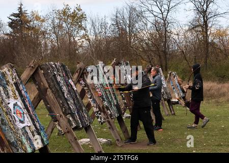 Zaporizhzhia, Ukraine. 05 novembre 2023. Les résidents locaux ont vu pratiquer le tir à l'arc dans le club de tir à l'arc Cossacks "Bayda". La guerre Israël-Gaza "enlève l'attention" au conflit en Ukraine, a admis le président du pays, Volodymyr Zelensky. Et il a nié que les combats en Ukraine aient atteint une impasse, malgré une évaluation récente à cet effet par le plus haut général militaire du pays. Jusqu'à présent, la contre-offensive de l'Ukraine dans le sud n'a guère progressé. (Photo Andriy Andriyenko/SOPA Images/Sipa USA) crédit : SIPA USA/Alamy Live News Banque D'Images