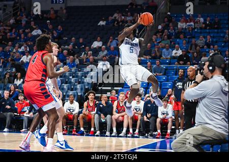 06 NOVEMBRE 2023 : l'attaquant Tim Dalger (5) de Saint Louis Billikens saute et garde le ballon en jeu tout en sortant des limites d'un match de saison régulière où les Screaming Eagles de l'Université du Sud de l'Indiana ont visité le St. Louis Billikens. Tenue à Chaifetz Arena à St. Louis, Mo le lundi 06 novembre 2023 Richard Ulreich/CSM Banque D'Images