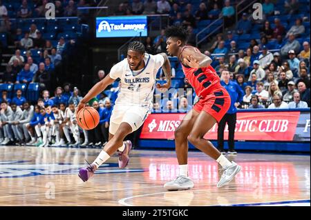 06 NOVEMBRE 2023 : la garde de Saint Louis Billikens Sincere Parker (21 ans) passe devant la défense de Jordan Tillmon (3 ans), la garde des Screaming Eagles de l'Université de l'Indiana du Sud, lors d'un match de saison régulière où les Screaming Eagles de l'Université de l'Indiana du Sud ont visité la rue Louis Billikens. Tenue à Chaifetz Arena à St. Louis, Mo le lundi 06 novembre 2023 Richard Ulreich/CSM Banque D'Images