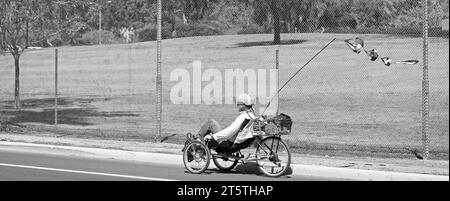 Los Angeles, Californie Etats-Unis - 29 mars 2021: Homme pilote à vélo couché Banque D'Images