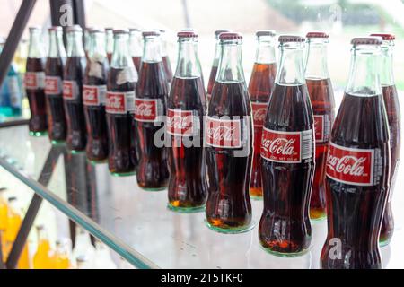 Arcadia, Oklahoma - 25 octobre 2023 : Coca cola au POPS 66 Soda Ranch sur la route 66. Banque D'Images