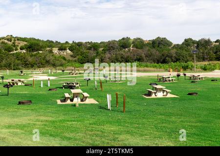 Watonga, Oklahoma - 25 octobre 2023 : magnifique vue sur le terrain de camping de la zone de repos dans le parc d'état Roman Nose. Banque D'Images