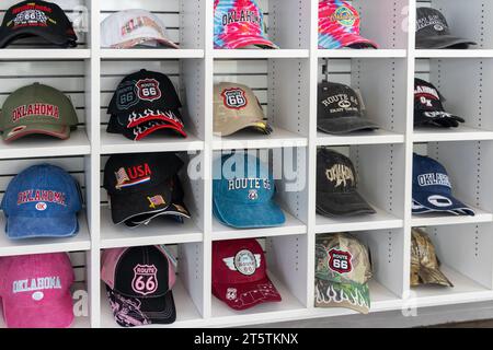 Arcadia, Oklahoma - 25 octobre 2023 : collection de casquettes de magasin de souvenirs à la station-service POPS 66. Banque D'Images