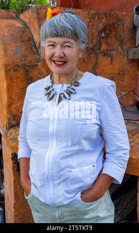 Une femme souriante heureuse de 68 ans australienne chinoise italienne eurasienne Banque D'Images