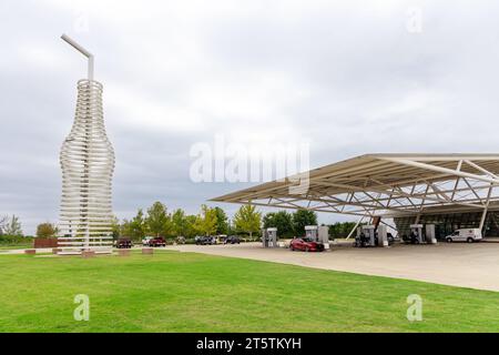 Arcadia, Oklahoma - 25 octobre 2023 : POPS route 66, qui abrite la plus grande bouteille de sculpture au monde, vue sur le magasin et la station-service. Banque D'Images