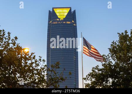 Oklahoma City, États-Unis - 25 octobre 2023 : vue du Devon Energy Center Devon Tower, un gratte-ciel moderne en verre situé dans le centre-ville d'Oklahoma City Banque D'Images