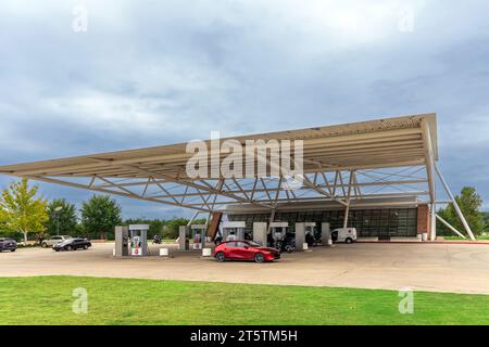 Arcadia, Oklahoma - 25 octobre 2023 : magasin POPS route 66 et station-service. Banque D'Images