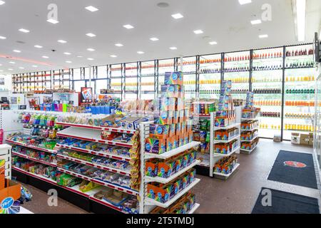 Arcadia, Oklahoma - 25 octobre 2023 : supermarché avec une grande variété de nourriture et de soda au POPS 66 Soda Ranch sur la route 66. Banque D'Images