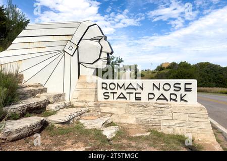 Watonga, Oklahoma - 25 octobre 2023 : vue du panneau d'entrée du Roman Nose State Park. Banque D'Images