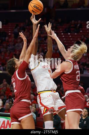 College Park, États-Unis. 06 novembre 2023. COLLEGE PARK, MD - NOVEMBRE 06 : la garde des Terrapins du Maryland Shyanne Sellers (0 ans) décroche un tir entre la garde des Crimson de Harvard Karlee White (12 ans) et la garde Lola Mullaney (20 ans) lors d'un match féminin de basket-ball universitaire entre les Terrapins du Maryland et les Crimson de Harvard le 06 novembre 2023, au Xfinity Center, à College Park, Maryland. (Photo de Tony Quinn/SipaUSA) crédit : SIPA USA/Alamy Live News Banque D'Images