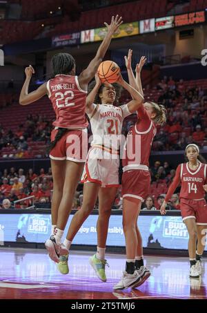 College Park, États-Unis. 06 novembre 2023. COLLEGE PARK, MD - NOVEMBRE 06 : la garde Saniyah Glenn-Bello (22) et l'attaquante Abigail Wright (40) HEM dans le Maryland Terrapins Emma Chardon (21) lors d'un match féminin de basket-ball universitaire entre les Terrapins du Maryland et les Crimson de Harvard le 06 novembre 2023, au Xfinity Center, à College Park, Maryland. (Photo de Tony Quinn/SipaUSA) crédit : SIPA USA/Alamy Live News Banque D'Images