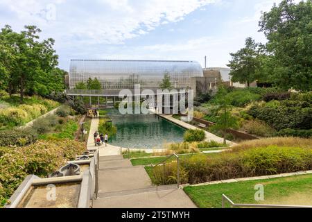 Oklahoma City, USA - 25 octobre 2023 : Conservatoire de pont de cristal dans une myriade de jardins botaniques. Banque D'Images