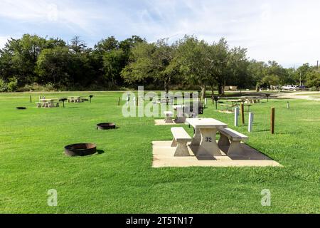 Watonga, Oklahoma - 25 octobre 2023 : magnifique vue sur le terrain de camping de la zone de repos dans le parc d'état Roman Nose. Banque D'Images