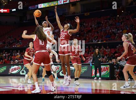 College Park, États-Unis. 06 novembre 2023. COLLEGE PARK, MD - NOVEMBRE 06 : la garde des Terrapins du Maryland Shyanne Sellers (0) tire sur la garde des cramoisis de Harvard Saniyah Glenn-Bello (22) lors d'un match féminin de basket-ball universitaire entre les Terrapins du Maryland et les cramoisis de Harvard le 06 novembre 2023, au Xfinity Center, à College Park, Maryland. (Photo de Tony Quinn/SipaUSA) crédit : SIPA USA/Alamy Live News Banque D'Images