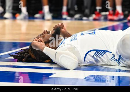 06 NOVEMBRE 2023 : Terrence Hargrove Jr. (22 ans), attaquant de Saint Louis Billikens, repose sur le sol dans la douleur après avoir atterri sur son dos lors d'un match de saison régulière où les Screaming Eagles de l'Université du Sud de l'Indiana ont visité le St. Louis Billikens. Tenue à Chaifetz Arena à St. Louis, Mo le lundi 06 novembre 2023 Richard Ulreich/CSM Banque D'Images