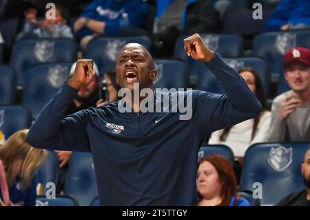 06 NOVEMBRE 2023 : Stan Gouard, entraîneur-chef des Screaming Eagles de l'Université du Sud de l'Indiana, réagit au jeu sur le terrain lors d'un match de saison régulière où les Screaming Eagles de l'Université du Sud de l'Indiana ont visité la rue Louis Billikens. Tenue à Chaifetz Arena à St. Louis, Mo le lundi 06 novembre 2023 Richard Ulreich/CSM Banque D'Images