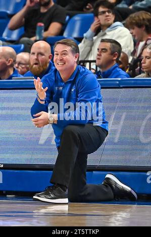 06 NOVEMBRE 2023 : l'entraîneur-chef de Saint Louis Billikens, Travis Ford, réagit à une faute qui n'a pas été invoquée lors d'un match de saison régulière où les Screaming Eagles de l'Université du Sud de l'Indiana ont visité la rue Louis Billikens. Tenue à Chaifetz Arena à St. Louis, Mo le lundi 06 novembre 2023 Richard Ulreich/CSM Banque D'Images