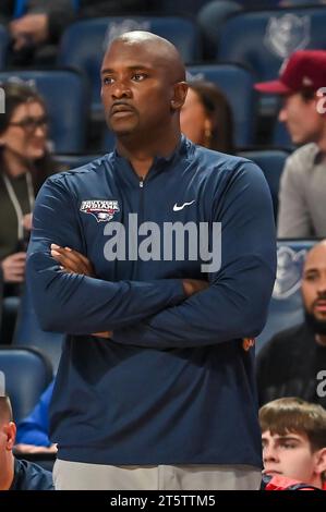 06 NOVEMBRE 2023 : Stan Gouard, entraîneur-chef des Screaming Eagles de l'Université du Sud de l'Indiana, lors d'un match de saison régulière où les Screaming Eagles de l'Université du Sud de l'Indiana ont visité la rue Louis Billikens. Tenue à Chaifetz Arena à St. Louis, Mo le lundi 06 novembre 2023 Richard Ulreich/CSM Banque D'Images