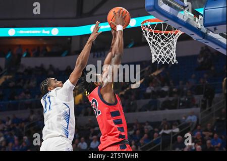 06 NOVEMBRE 2023 : Kiyron Powell (52), le centre des Screaming Eagles de l'Université du Sud de l'Indiana, est capable de lancer le tir pour un panier avant que la garde de Saint Louis Billikens Sincere Parker (21) puisse obtenir un bloc de derrière dans un match de saison régulière où les Screaming Eagles de l'Université du Sud de l'Indiana ont visité la rue Louis Billikens. Tenue à Chaifetz Arena à St. Louis, Mo le lundi 06 novembre 2023 Richard Ulreich/CSM Banque D'Images