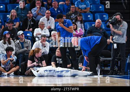 06 NOVEMBRE 2023 : Terrence Hargrove Jr. (22 ans), l'attaquant de Saint Louis Billikens, reçoit l'aide du personnel d'entraînement de l'équipe après s'être blessé à la jambe lors d'un match de saison régulière où les Screaming Eagles de l'Université du Sud de l'Indiana ont visité la rue Louis Billikens. Tenue à Chaifetz Arena à St. Louis, Mo le lundi 06 novembre 2023 Richard Ulreich/CSM Banque D'Images