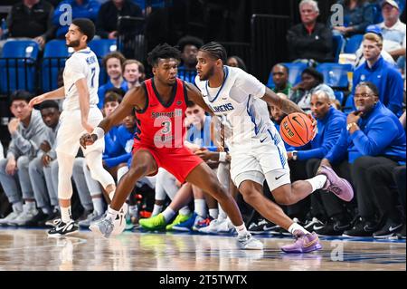 06 NOVEMBRE 2023 : la garde de Saint Louis Billikens Sincere Parker (21) travaille contre la défense de la garde des Screaming Eagles de l'Université du Sud de l'Indiana Jordan Tillmon (3) dans un match de saison régulière où les Screaming Eagles de l'Université du Sud de l'Indiana ont visité la rue Louis Billikens. Tenue à Chaifetz Arena à St. Louis, Mo le lundi 06 novembre 2023 Richard Ulreich/CSM Banque D'Images