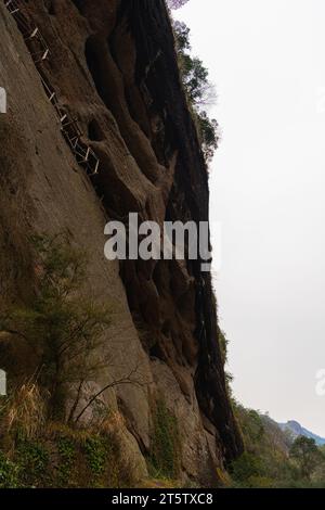 Gros plan sur les formations rocheuses de Wuyishan sur le chemin de Da Wang Shan, Fujian, Chine. Image d'arrière-plan verticale avec espace de copie pour le texte Banque D'Images