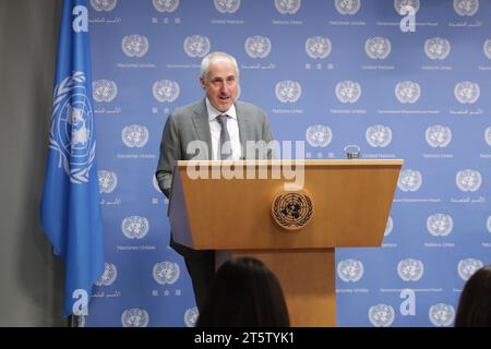 NY, États-Unis. 6 novembre 2023. Nations Unies, New York, Etats-Unis, 06 novembre 2023 - Stéphane Dujarric, porte-parole du Secrétaire général, informe les journalistes aujourd'hui au Siège de l'ONU à New York. Photo : Giada Papini Rampelotto/EuropaNewswire (image de crédit : © Luiz Rampelotto/ZUMA Press Wire) USAGE ÉDITORIAL SEULEMENT! Non destiné à UN USAGE commercial ! Banque D'Images