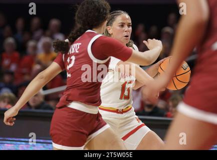 College Park, États-Unis. 06 novembre 2023. COLLEGE PARK, MD - NOVEMBRE 06 : l'attaquant des Terrapins du Maryland Faith Masonius (13) est venu sur la garde de Harvard Crimson Karlee White (12) lors d'un match féminin de basket-ball universitaire entre les Terrapins du Maryland et les Crimson de Harvard le 06 novembre 2023, au Xfinity Center, à College Park, Maryland. (Photo de Tony Quinn/SipaUSA) crédit : SIPA USA/Alamy Live News Banque D'Images