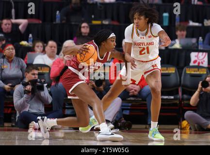 College Park, États-Unis. 06 novembre 2023. COLLEGE PARK, MD - NOVEMBRE 06 : l'attaquant des Terrapins du Maryland Emma Chardon (21) défend contre la garde des cramoisis de Harvard Saniyah Glenn-Bello (22) lors d'un match féminin de basket-ball universitaire entre les Terrapins du Maryland et les cramsons de Harvard le 06 novembre 2023, au Xfinity Center, à College Park, Maryland. (Photo de Tony Quinn/SipaUSA) crédit : SIPA USA/Alamy Live News Banque D'Images