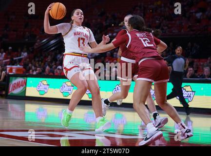 College Park, États-Unis. 06 novembre 2023. COLLEGE PARK, MD - NOVEMBRE 06 : l'attaquant des Terrapins du Maryland Faith Masonius (13) tire le ballon de la garde des Crimson de Harvard Karlee White (12) lors d'un match féminin de basket-ball universitaire entre les Terrapins du Maryland et les Crimson de Harvard le 06 novembre 2023, au Xfinity Center, à College Park, Maryland. (Photo de Tony Quinn/SipaUSA) crédit : SIPA USA/Alamy Live News Banque D'Images