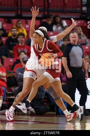 College Park, États-Unis. 06 novembre 2023. COLLEGE PARK, MD - NOVEMBRE 06 : Harmoni Turner, garde des cramoisis de Harvard (14) dribble devant la garde des Terrapins du Maryland Shyanne Sellers (0) lors d'un match féminin de basket-ball universitaire entre les Terrapins du Maryland et les Crimson de Harvard le 06 novembre 2023, au Xfinity Center, à College Park, Maryland. (Photo de Tony Quinn/SipaUSA) crédit : SIPA USA/Alamy Live News Banque D'Images