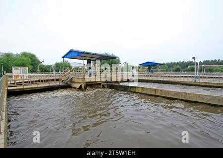 Usine de traitement des eaux usées de fossé d'oxydation et machine d'exposition de table, gros plan de la photo Banque D'Images