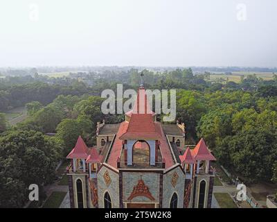 Raiganj West Bengal India 11.05.2023 vue aérienne extérieure de St. Joseph Cathedral Church situé en Asie par un drone Banque D'Images