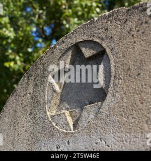 Étoile de David sur la partie supérieure d'une pierre tombale dans un cimetière juif à Prague Banque D'Images