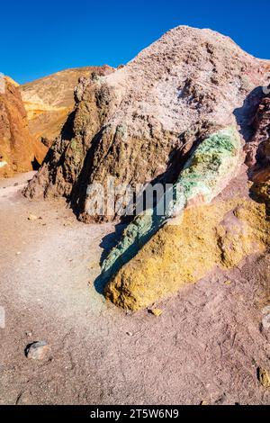 Sentier de randonnée à travers les dépôts volcaniques d'Artists Palete dans le parc national de Death Vallley en Californie Banque D'Images