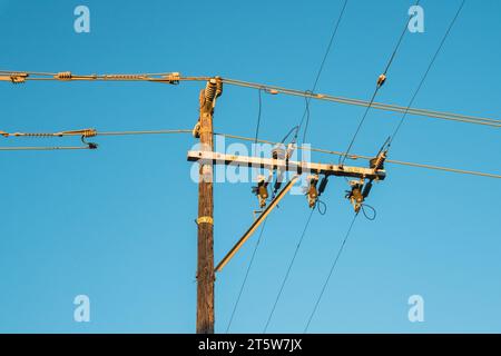 Ligne de poteau électrique de puissance avec le ciel bleu en arrière-plan Banque D'Images