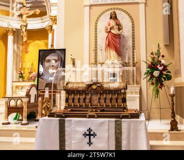 Reliquaire itinérante de St. Thérèse de Lisieux à St. Église catholique de Marie à Stillwater, Minnesota États-Unis. Banque D'Images